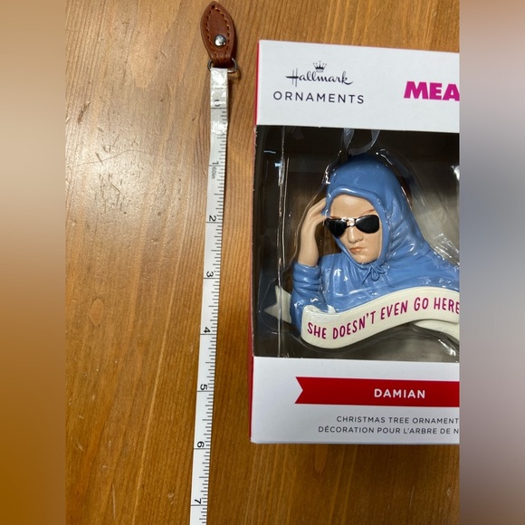 Mean Girls - Hallmark - Damian “She doesn’t even go here.” Ornament - BNIB 📓🚌 - Picture 8 of 9